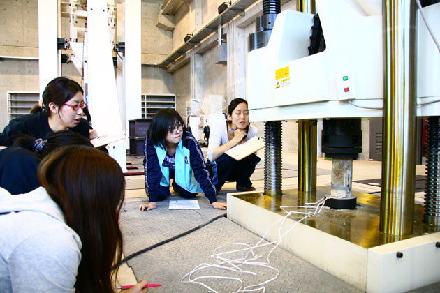 建築学科3年生 建築材料実験