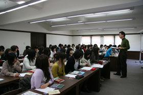 建築学科1年生の1週間:火曜日:建築英語I:ムーサス講師
