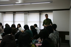 建築学科1年生の1週間:火曜日:建築英語I:ムーサス講師