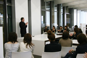 建築学科2年生の1週間:火曜日:建築英語I:ムーサス講師