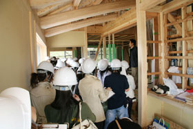 建築学科2年生フィールドワーク:2007年4月28日(土)木造住宅施工現場