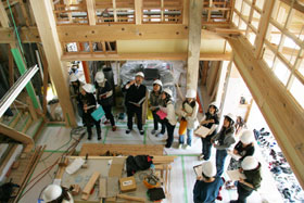 建築学科2年生フィールドワーク:2007年4月28日(土)木造住宅施工現場