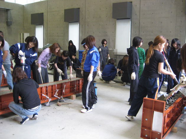 建築学科3年生 建築材料実験