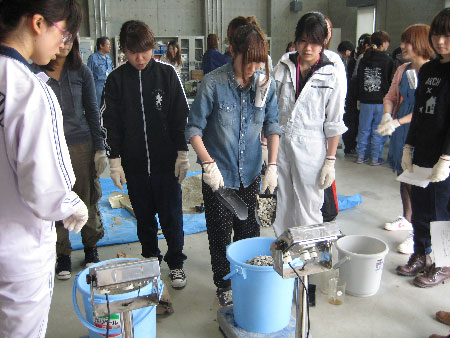 建築学科3年生 建築材料実験