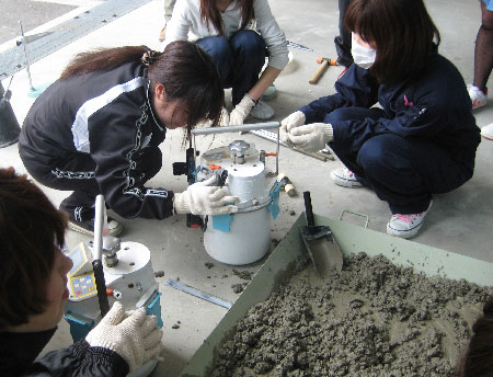 建築学科3年生 建築材料実験