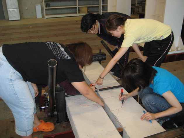 建築学科3年生 建築材料実験