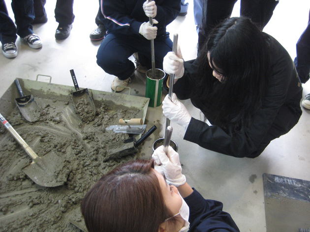 建築学科3年生 建築材料実験