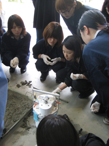 建築学科3年生 建築材料実験