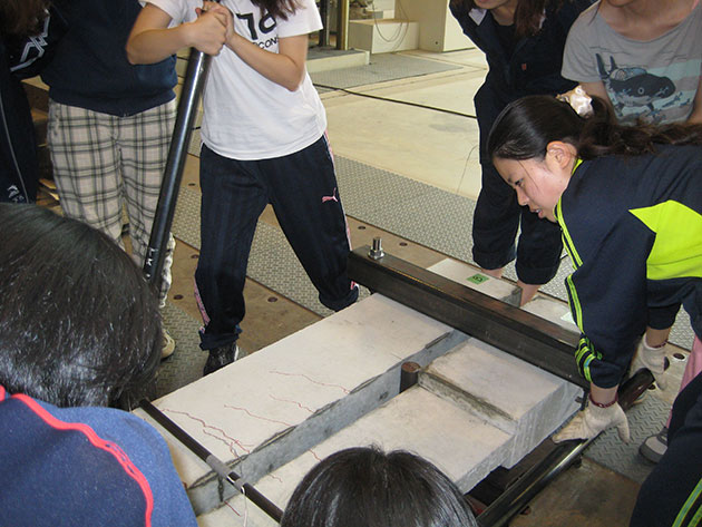 建築学科3年生 建築材料実験