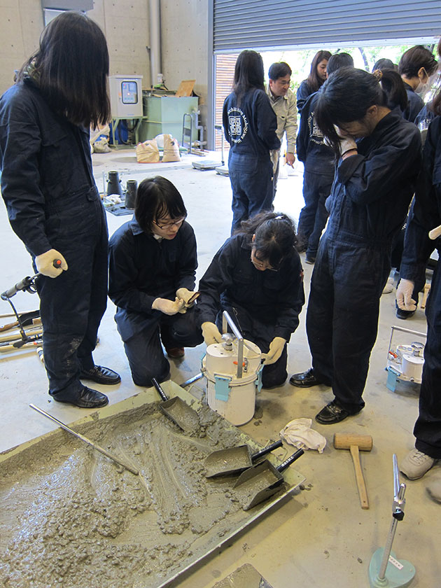 建築学科3年生 建築材料実験