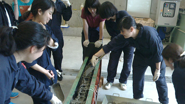 建築学科3年生 建築材料実験