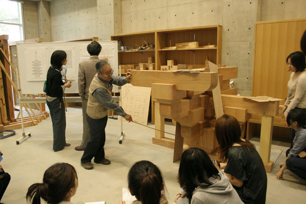 武庫川女子大学建築学科学生がタイル作り