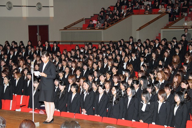 武庫川女子大学建築学科 大学院建築学専攻 建築学専攻ニュース 12年3月21日 建築学科 3期生が卒業