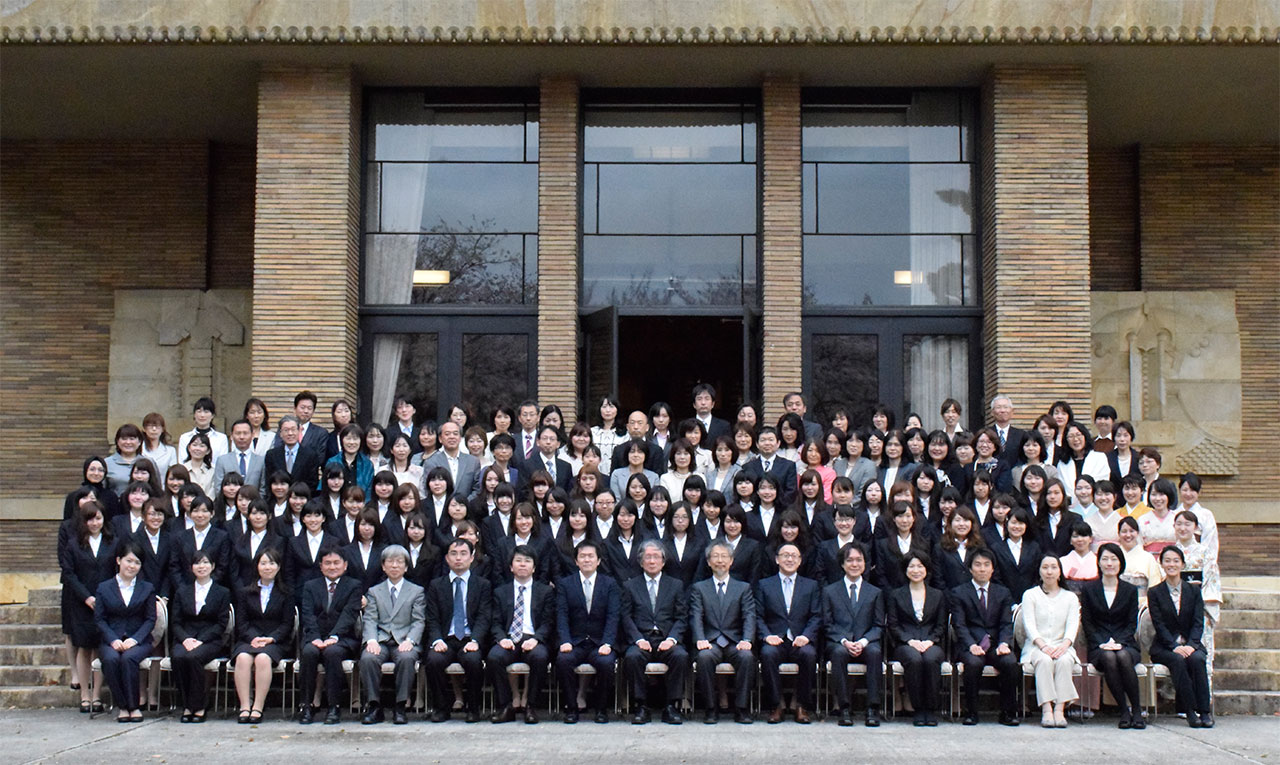 女子大学校集合写真 